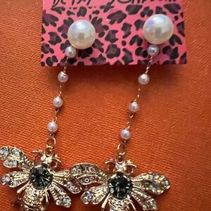🐝 Betsey Johnson bumblebee dangle earrings 🐝